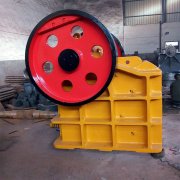 在使用顎式破碎設(shè)備生產(chǎn)時(shí)要注意防護(hù)